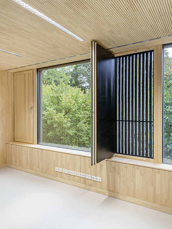 Fensterverkleidung aus Holz von innen der Uni Hohenheim