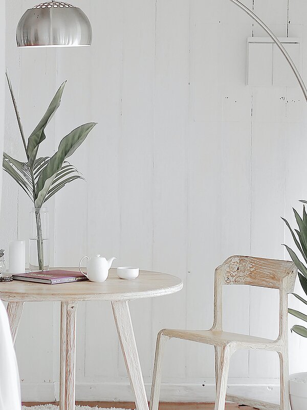 Weiße Wohnung im Beach Look und Vintage Effekt der Möbel