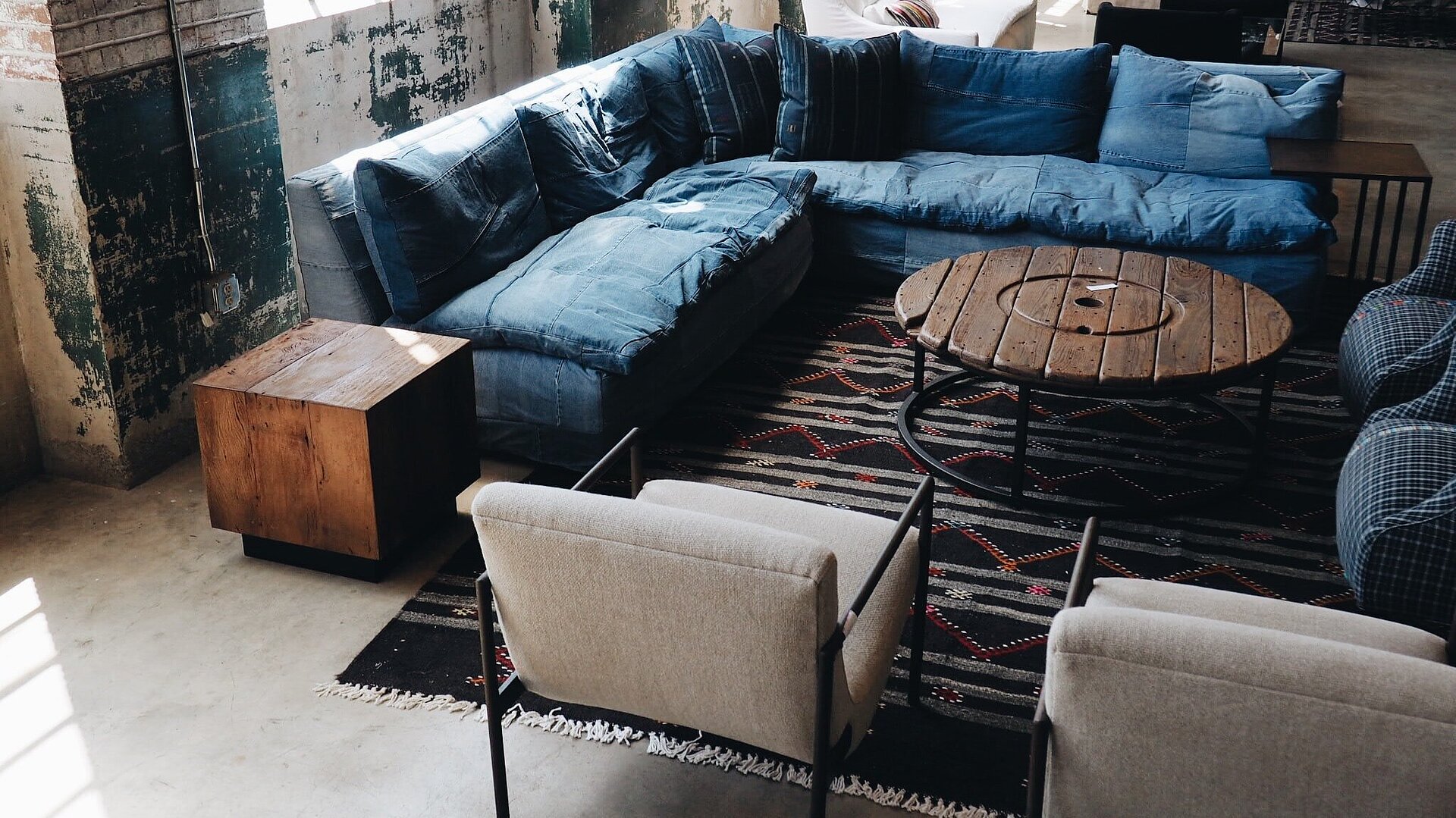 Loft im Industrial Look und Möbeln mit dem Effekt Nadelholz Verwittert
