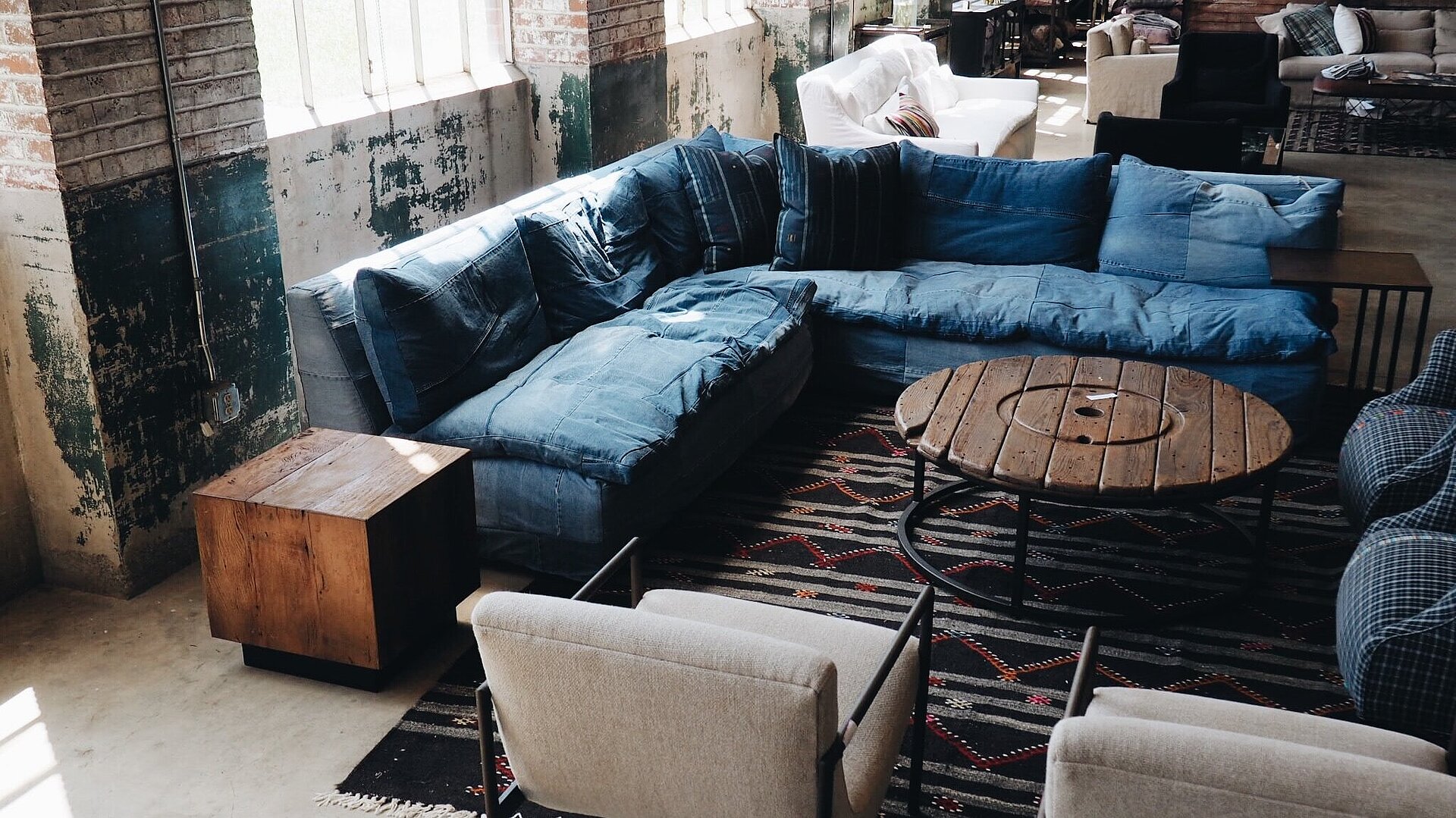 Loft im Industrial Look und Möbeln mit dem Effekt Nadelholz Verwittert