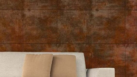 Ausschnitt Couch vor Wand in HYDRO Rosteffekt ohne Metallpulver