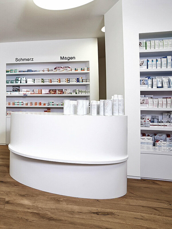 Apteka Referenz von Daxenberger, Innenausbau einer Apotheke in weiß
