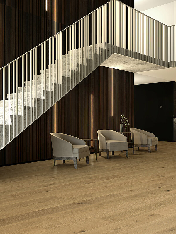 Hotel Lobby mit Parkettboden und Treppe mit Stufen aus Steinoptik