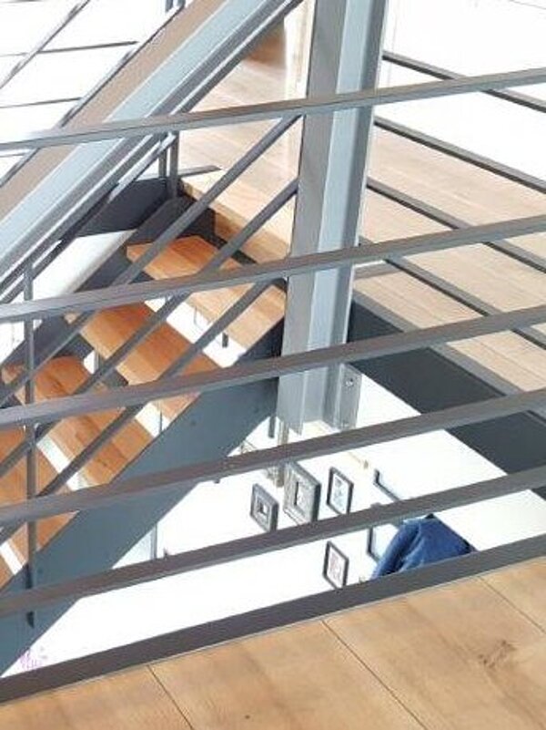 Treppe mit Stahlgeländer und Holzstufen von BECK Treppen