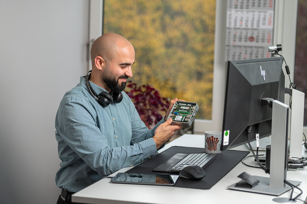 Mann beim Anpassen von Soft- und Hardware