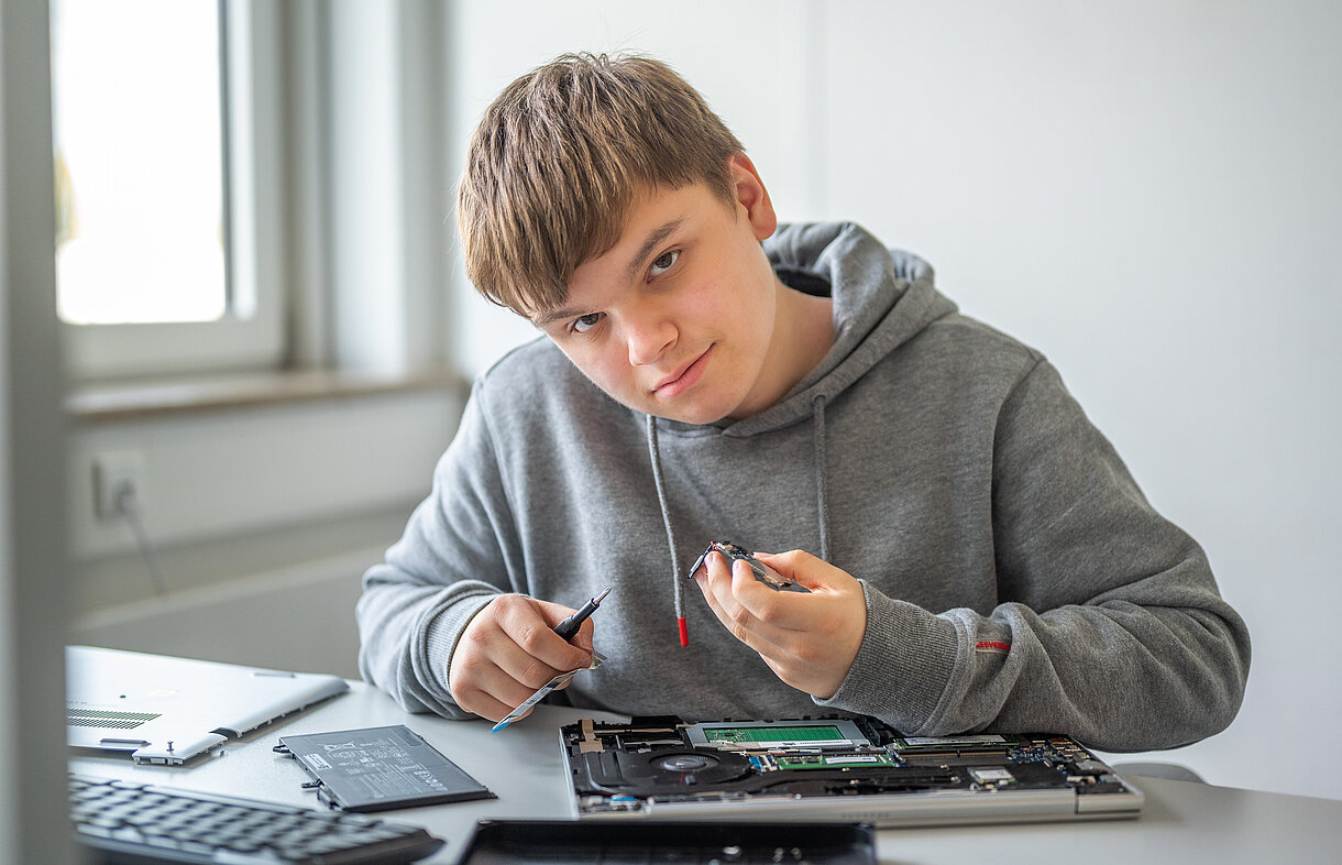 Fachinformatiker:in Systemintegration beim Anpassen von Soft- und Hardware